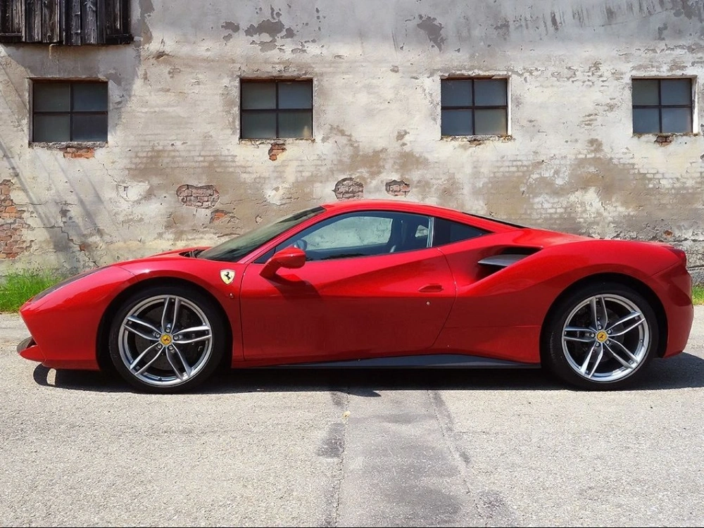 Turbo a krásné žábry: Ferrari 488 GTB je strašidelně rychlé