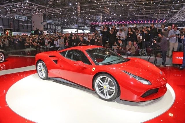 Vyrazte za novinkami Ferrari do Ženevy