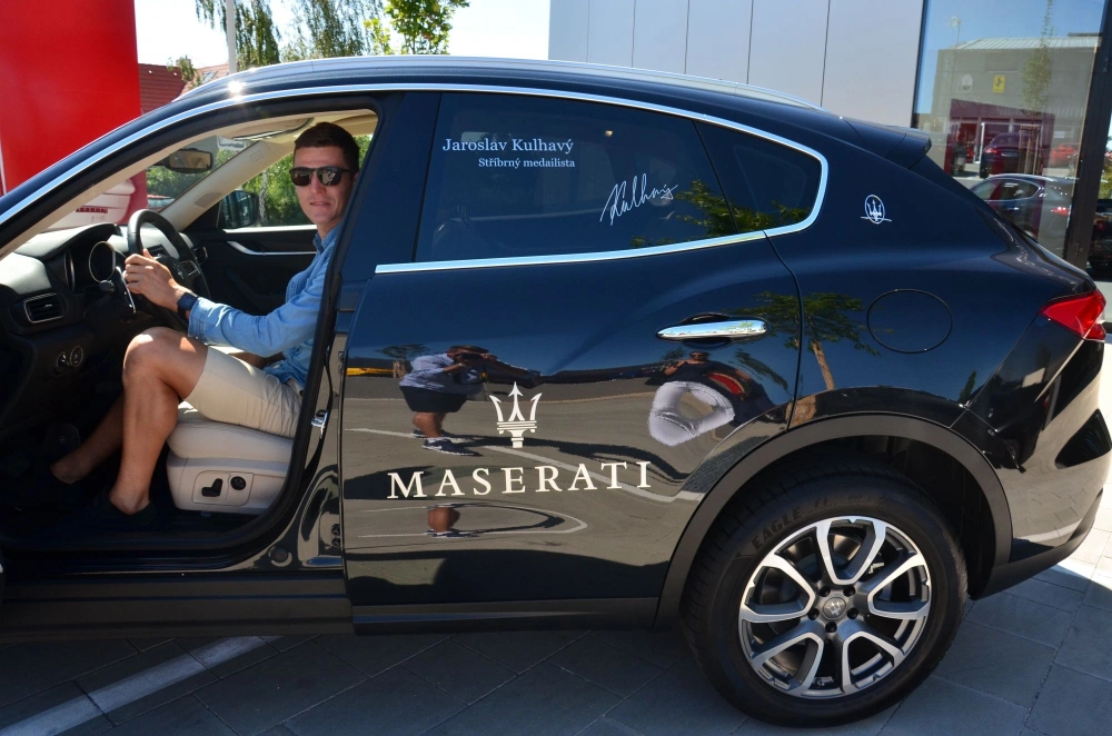 Stříbrný medailista  Jaroslav Kulhavý si od nás dnes převzal vůz Maserati Levante