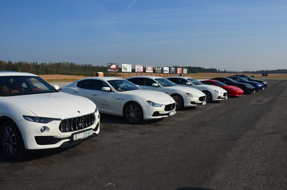 Setkání přátel značky Maserati na polygonu u Příbrami 