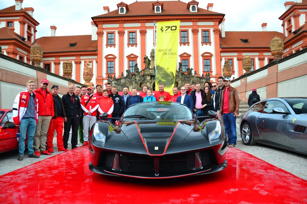 Spanilá jízda Prahou: originální oslava uvedení nejrychlejšího Ferrari 812 Superfast 