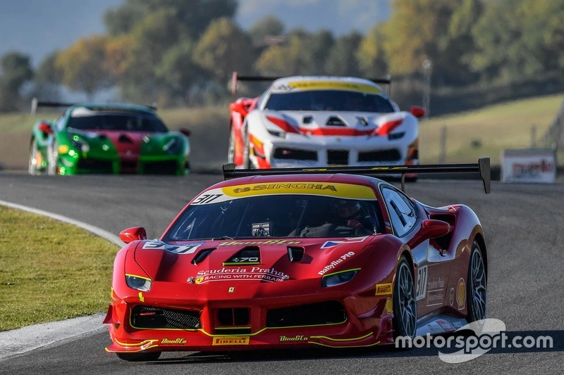 Další úspěch závodního týmu Scuderia Praha v závodech Ferrari Challenge