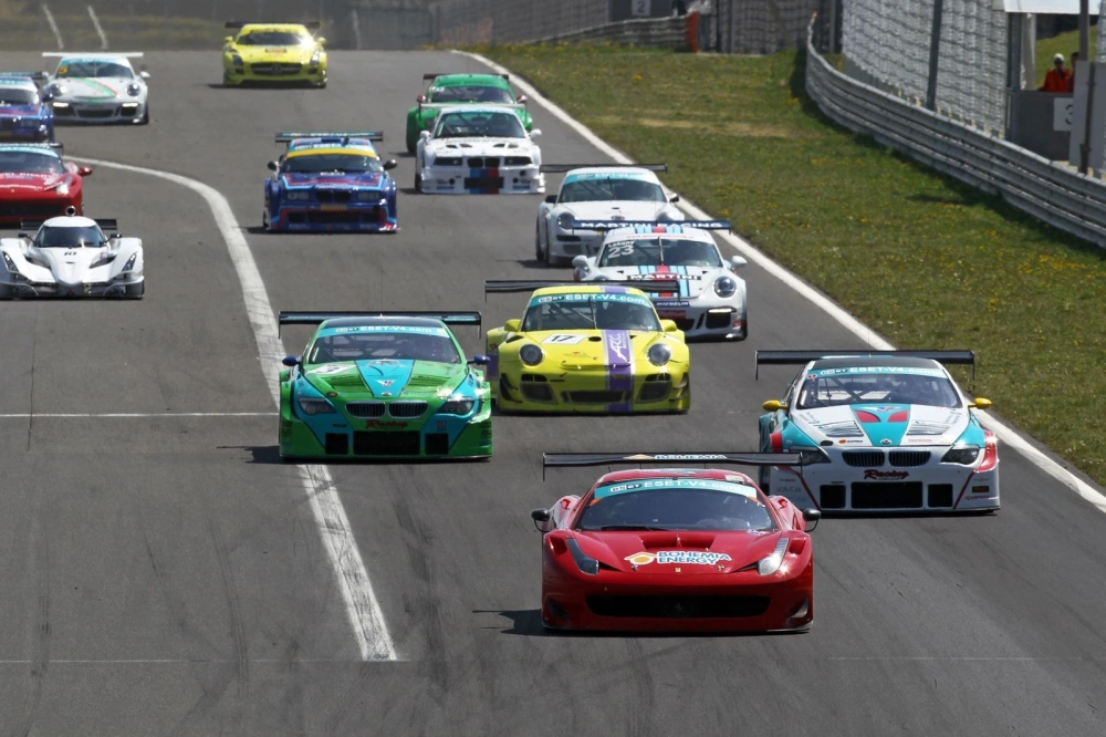 Jiří Písařík s Ferrari Scuderia Praha sbíral v Maďarsku poháry