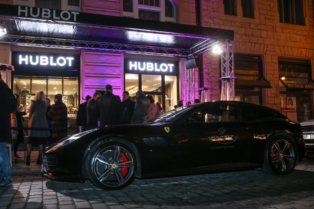 HUBLOT ALL BLACK NIGHT a Ferrari GTC4Lusso