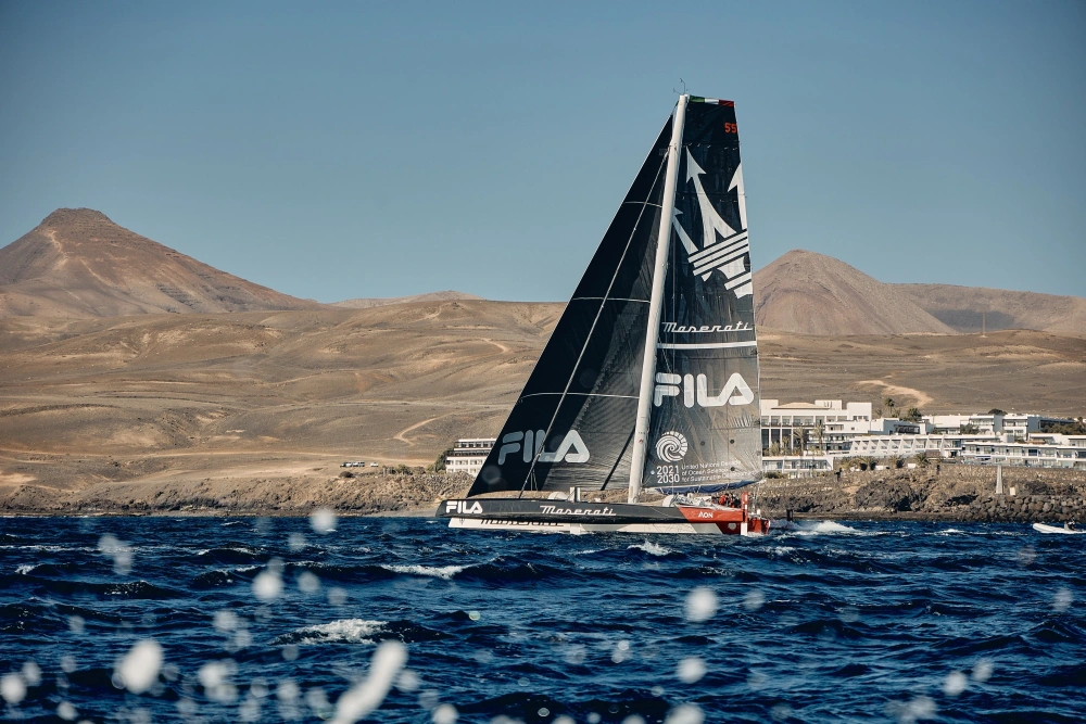 Maserati Multi70 proplouvá jako první cílem transatlantického závodu RORC