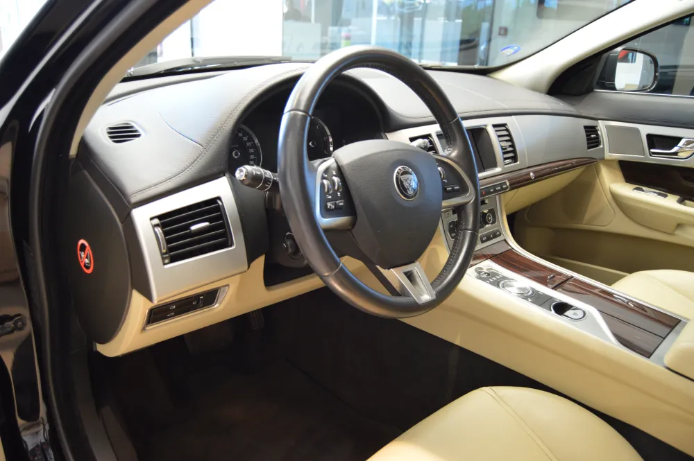 Jaguar XF 2.2D Sportbrake foto 9
