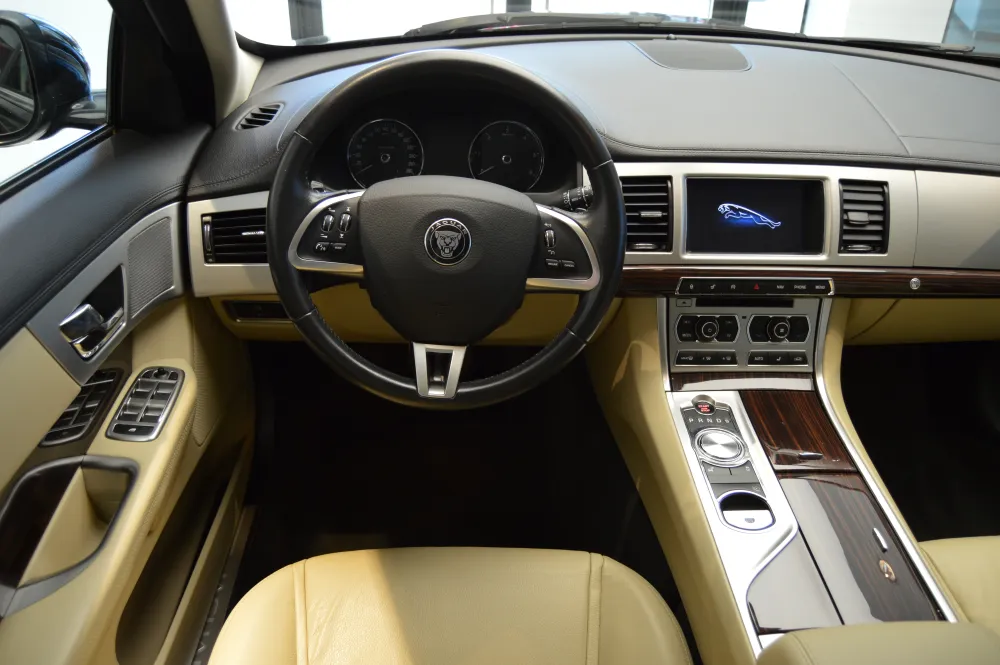Jaguar XF 2.2D Sportbrake foto 10