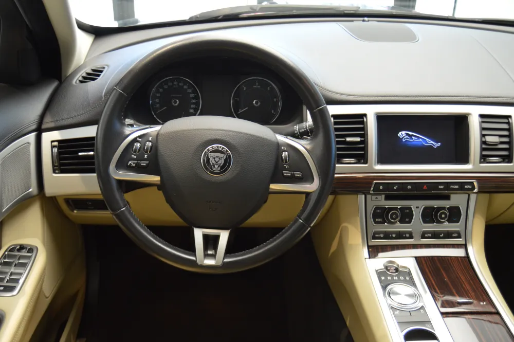 Jaguar XF 2.2D Sportbrake foto 11