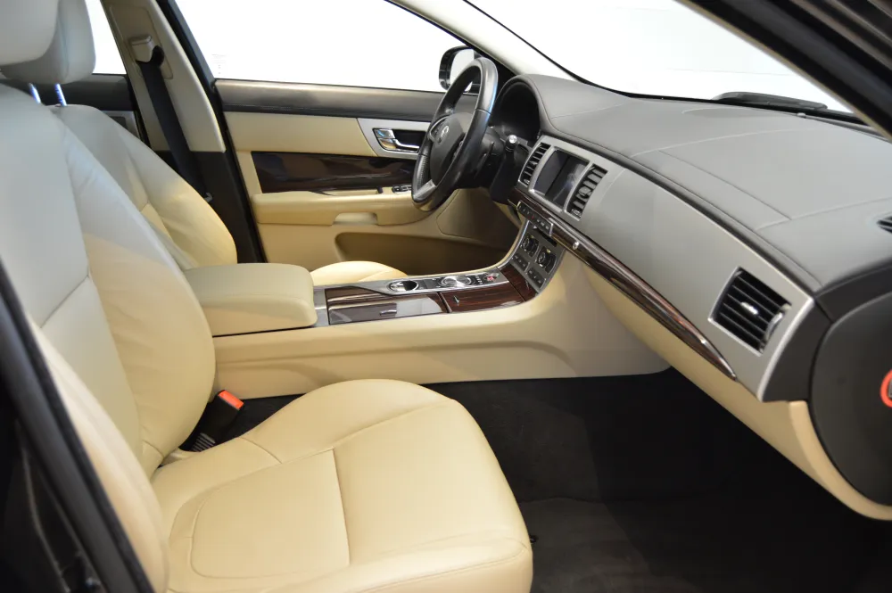 Jaguar XF 2.2D Sportbrake foto 12