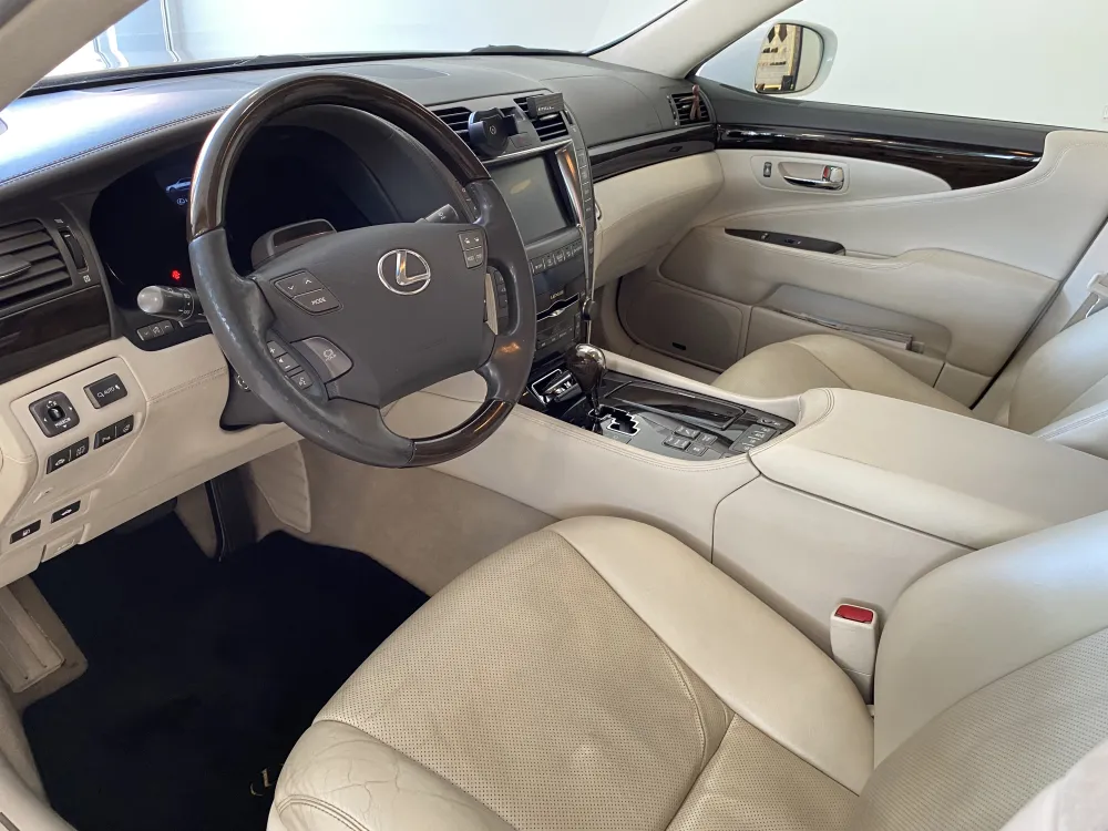 Lexus LS 600HL foto 10