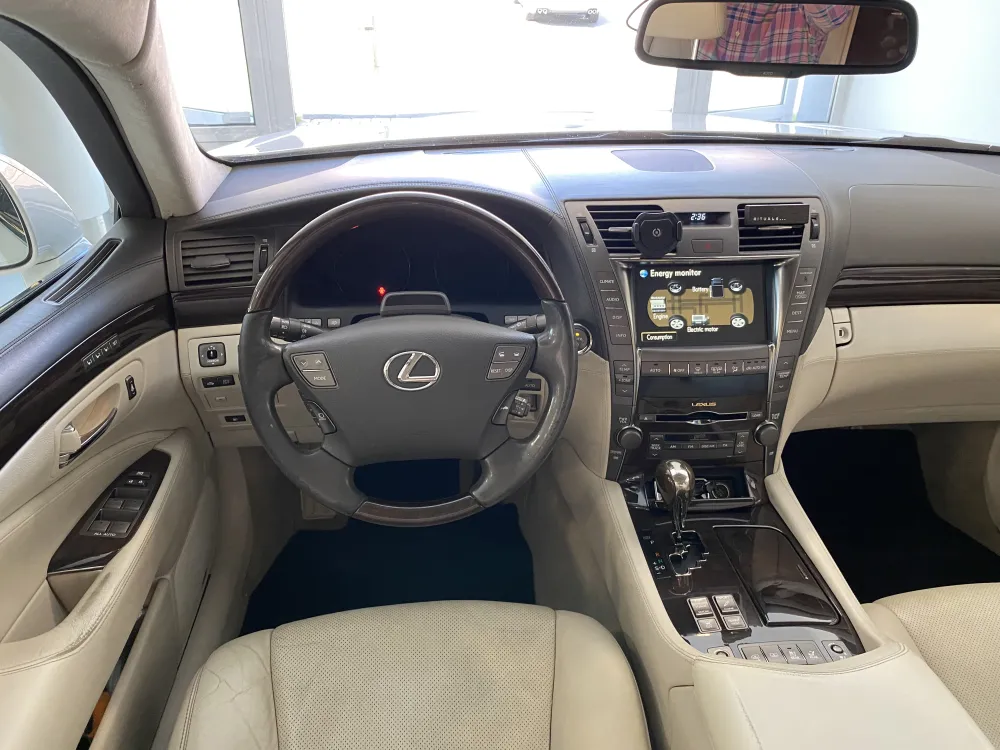 Lexus LS 600HL foto 13