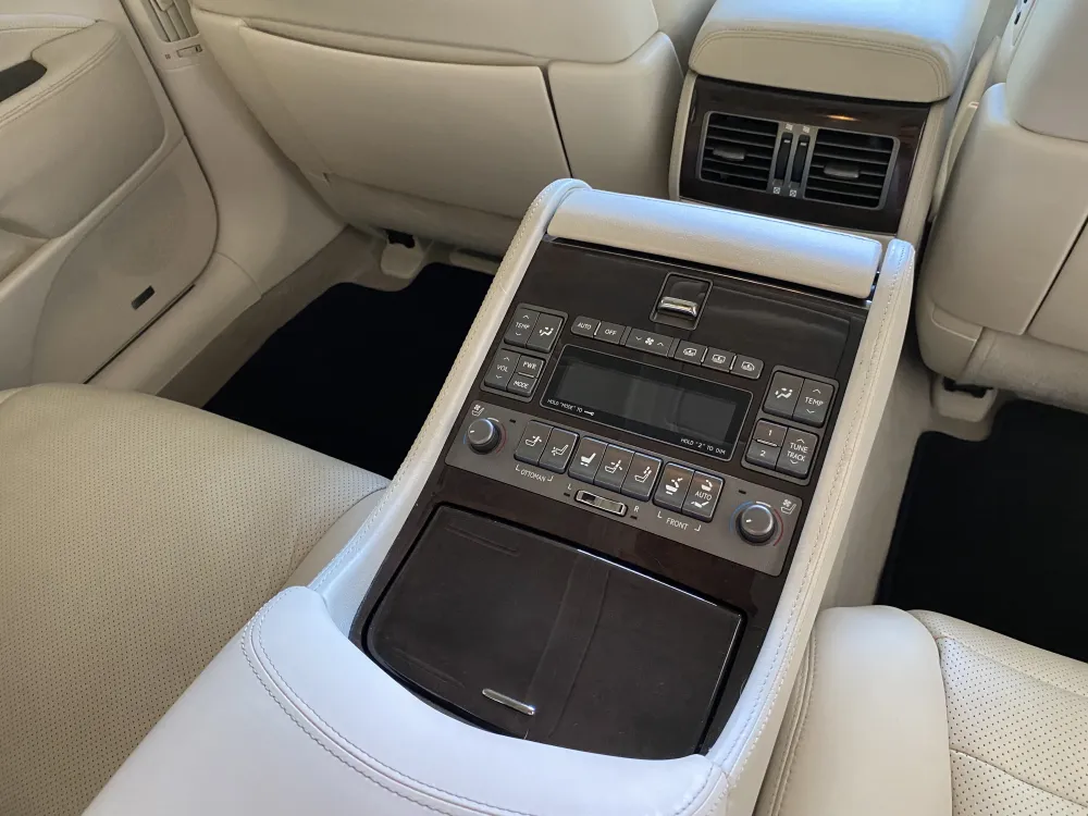 Lexus LS 600HL foto 24