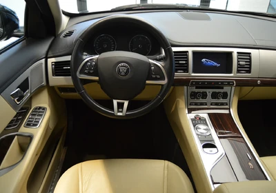 Jaguar XF 2.2D Sportbrake - foto 9
